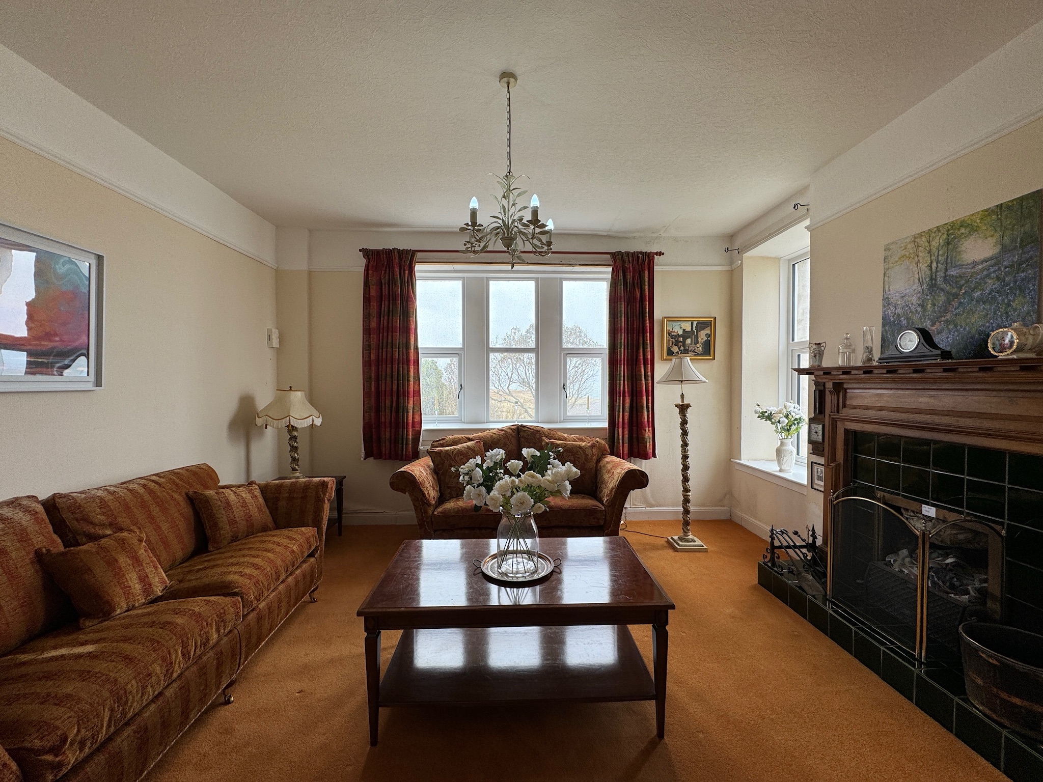 Living room with green-tiled fireplace